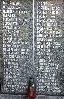 Hrob už na hřbitově ve Starých Prachaticich nenajdeme, na pomníku padlých je ale jméno jeho vnuka Huberta (1895-1915), bojujícího v řadách 91. regimentu - byl synem pivovarníka Adolfa Kerschbauma, působícího i v Českých Budějovicích a zmíněného ve zprávě o úmrtí Franze Kerschbauma výše