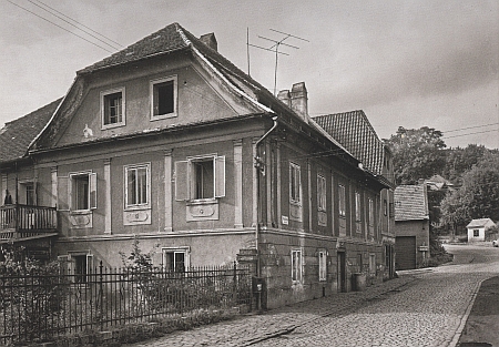 Dnes již zbořený dům čp. 140 na Špičáku - Franz Khemeter zde strávil poslední léta života, na přelomu 19. a 20. století dům patřil JUDr. Franzi Büchsemu, který je nechal upravit do této podoby