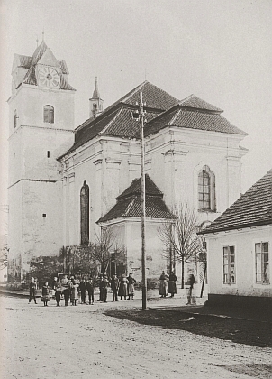 Kostel sv. Apolináře na Velkém předměstí v Horšovském Týně, kde byl pokřtěn
