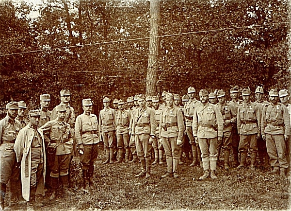 Na tomto snímku vyznamenaných vojáků z Haliče v srpnu roku 1915 z jeho pozůstalosti je kromě Kiesswettera údajně zachycen i Jaroslav Hašek