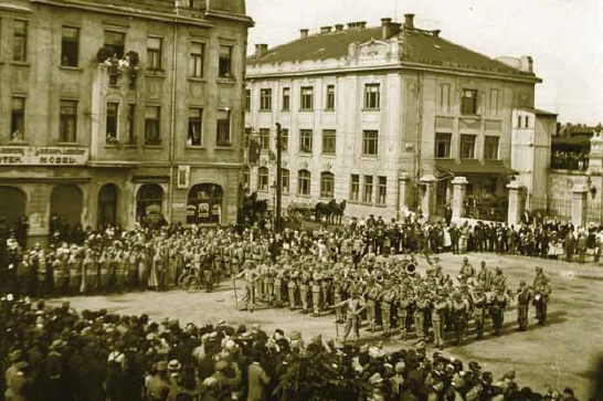 Plukovní kapela 91. pěšího regimentu před českobudějovickým nádražím 1. srpna 1914