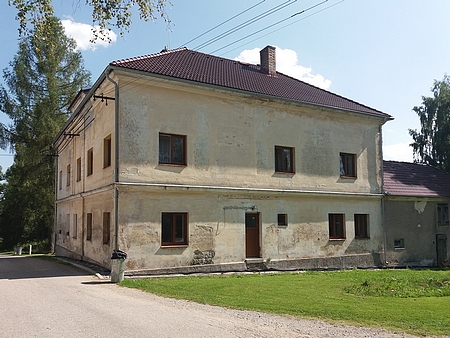 Budova někdejší německé školy v Nové Peci (Lázu), do které chodila