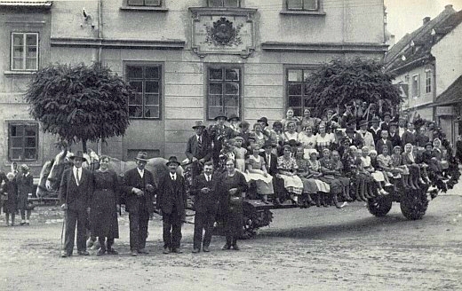 Vzácný snímek z kaplických dožínek v roce 1937 zachycuje budovu školy dosud s pamětní deskou Kindermannovou