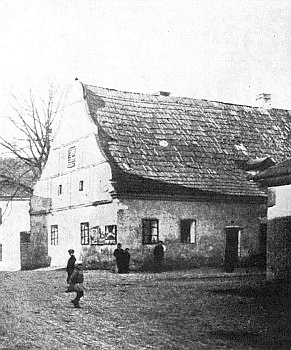 ... a na fotografii zachycující pozdější chudobinec před jeho stržením roku 1926