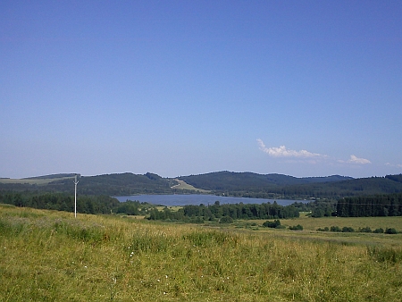 Rybník Olšina, podle něhož se dnes někdejší Langenbruck (i česky Dlouhé Mosty), kde se narodil, jmenuje - v pozadí
  na horním snímku se zvedá vrch Měšťan či Měštec (Bürger Berg), směrem od něj je pak pořízen snímek spodní