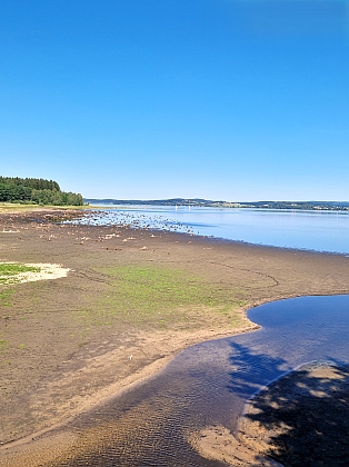 Rakovská či Rakouská zátoka u Kyselova (na rakouské straně ovšem překvapivě zvaná Bayrische Au), kde voda přehradního jezera zaplavuje i malou část rakouského území - za nízkého stavu vody roku 2026 ovšem byla situace opačná, díkky přítoku vody z nedalekého rašeliniště zůstává plná