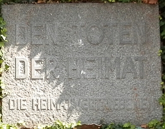 Pamětní deska "mrtvým domova" ve Waldkirchen vedle sochy sv. Wolfganga