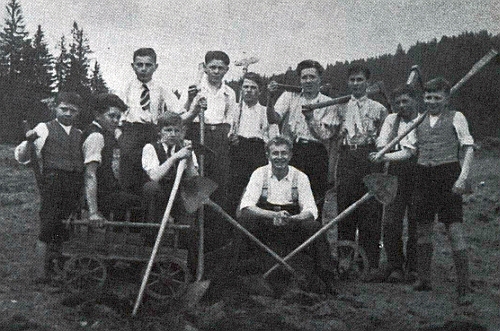 Na snímku z terénních prací u Stögerovy Huti je on ten chlapec v první řadě vlevo, třetí odleva je zachycen Bruno Sitter