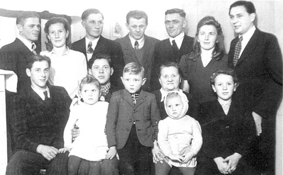 Rodina Kindermannova po odsunu na snímku pořízeném v roce 1949 v Pasově - Gustav je na něm zachycen stojící třetí zleva