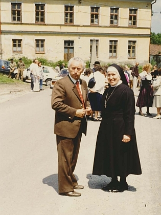 Sestra Manuela v roce 1991 v Hodňově s Franzem Finkem, za nimi někdejší škola ještě v relativně dobrém stavu