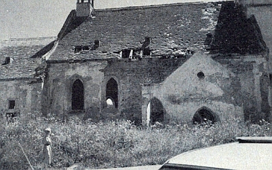 Takto zachytila tehdy rozpadající se kostel v Polné 12. července 1990 Irmtraut Ranzingerová ze Salzburku, roz. Trnkaová, jejíž děd a praděd byli řídícími učiteli na zdejší škole (viz i Gottfried Trnka)