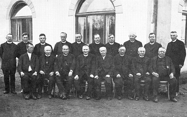 ... tento snímek duchovních vikariátu Horní Planá asi z roku 1933 (většina kněží má i samostatné zastoupení na webových stránkách Kohoutího kříže