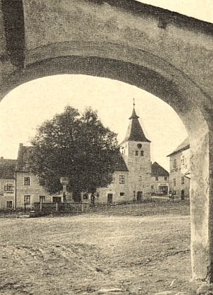 Hartmanický kostel a fara při pohledu od hostince "Zum Böhmerwald"