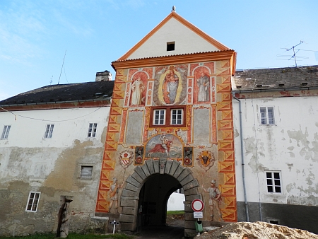 Brána do vyšebrodského kláštera - v roce 2014 byly pod zelenou barvou, kterou byl klášter natřen během 2. světové války, odkryty nádherné renesanční fresky