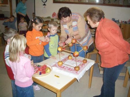 "Apfelhaus" je adventní zvyk ze Šumavy, který přinesla vnukůmi jiným dětem z vlastní rodinné tradice