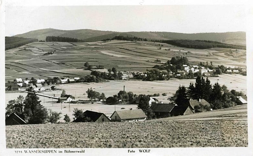 "Jeho" Wassersuppen s lány kolem na pohlednici českokrumlovského fotografa Josefa Wolfa