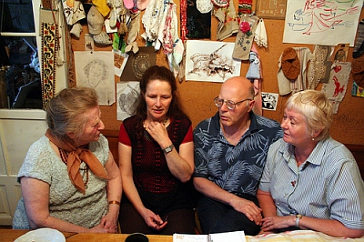 Jako průkopnice arteterapie a zdatná pětaosmdesátnice ve svém vídeňském bytě v Buchengasse ve čtvrti Favoriten roku 2013