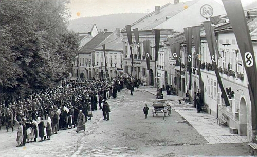 I takto vypadal rok 1938, kdy byla psána jeho vzpomínka, v Horní Plané: útvar wehrmachtu, pochodující po hornoplánském náměstí