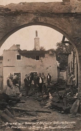 Stifterův rodný dům po požáru 3. června 1934 na pohlednici Johanna Mayera