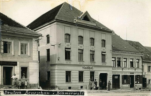 Benešovský hostinec "Stadthof", který patřil rodičům a kde vyrůstal - třeba je to on, ten malý chlapec ve skupině před domem