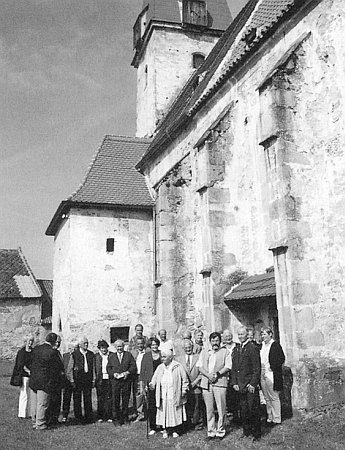 Na dvou snímcích z prohlídky kostela sv. Ondřeje v Rychnově nad Malší je zachycena se svými přáteli