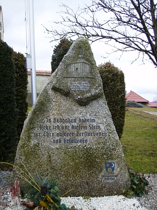 Pamětní deska a památník obcí farnosti Rožmitál na Šumavě, odhalené k 540. výročí jejího vzniku v rakouském Rainbachu ve dnech 20.-22. srpna 1999 při krajanském setkání