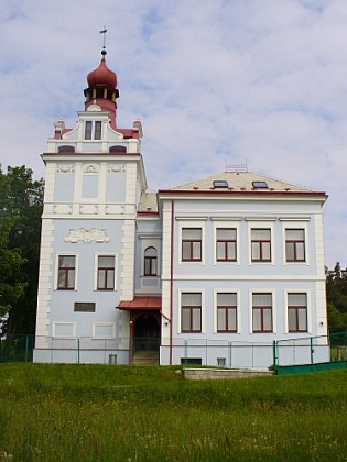 Bývalá česká "menšinová" škola z roku 1905, svědek národnostního zápasu, dnes penzion ve Věžovaté Pláni