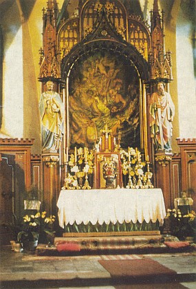 Na hlavním oltáři farního kostela sv. Tomáše v Nýrsku stojí před svatostánkem soška Matky Boží z Červeného Dřeva (viz i Anton Haas)