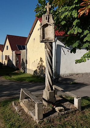 Tvrz a pozdně gotická boží muka ve Štěkři