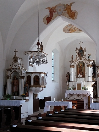 Kazatelna a oltář v tamním kostele svatého Michaela archanděla