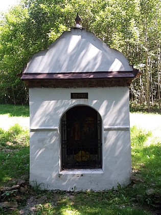 Obnovená kaplička mezi Křížovicemi a Ktiší