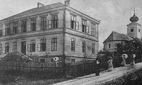 Škola a kostel ve Svaté Kateřině na snímku z roku 1915