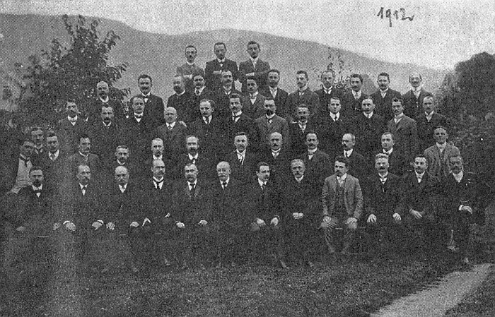 Na snímku učitelů nýrského okresu z roku 1912 stojí ve druhé řadě čtvrtý zleva (menší než ostatní nad plešatým panem učitelem)