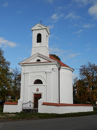 Návesní kaple v Rojšíně s jeho pamětní deskou