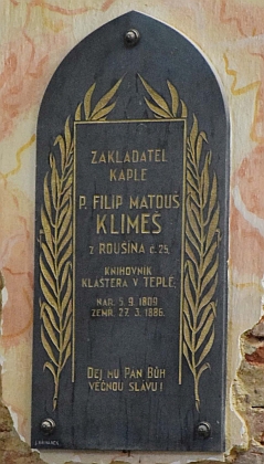 Návesní kaple v Rojšíně s jeho pamětní deskou