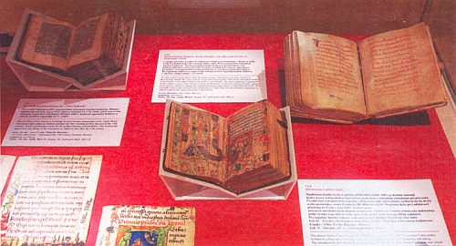 Z výstavy v pražském Klementinu z knižních pokladů kláštera v Teplé (na horním snímku vpravo i rozevřený svazek s rukopisem Poenitentionale)