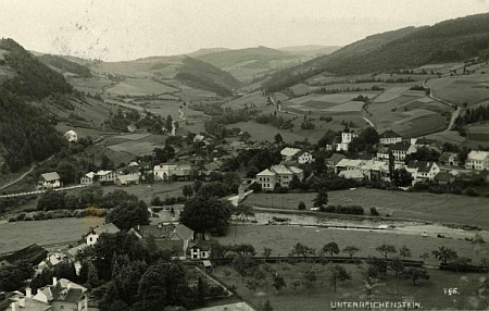 Rodný Rejštejn na pohlednici krumlovského fotografa Josefa Wolfa ze čtyřicátých let 20. století