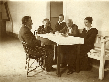 S Augustem Sedláčkem a manželkami ve Štěkni 1922