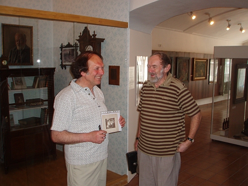 Autor překladů a textů Kohoutího kříže Jan Mareš (vpravo) s Dr. Vladimírem Horpeniakem na výstavě Ozvěny světů Karla Klostermanna v Muzeu Šumavy v Kašperských Horách