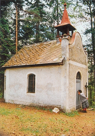 Lesní kaple z roku 1936 na výšině zvané Klapperberg (Klapperl) mezi Kašperskými Horami a Rejštejnem na místě Klostermannových prázdninových pobytů...