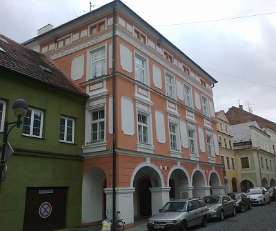 Na domě v České ulici s dnešním čp. 7 zůstala v oblouku podloubí památka na rodinu Knappových z počátku 19. století