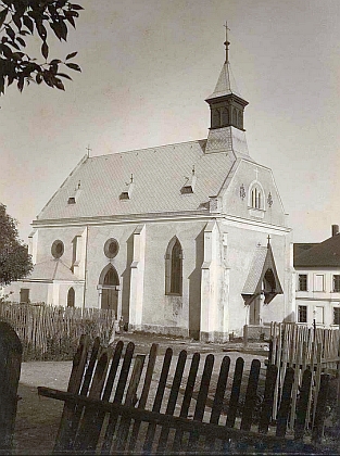 V Pleši bývaly dva kostely, na snímcích je ten zasvěcený Panně Marii Pomocné...