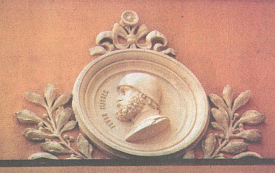 Jeden z medailonů nad hlavním vchodem do českobudějovického muzea je věnován německému kovolijci Peteru Vischerovi