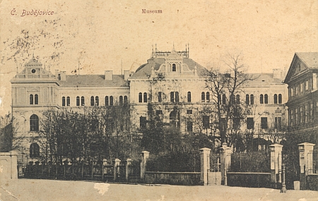 Českobudějovické muzeum je na staré pohlednici zachyceno
v sousedství zahrady Německého domu
