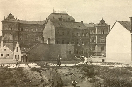 Bělení prádla při někdejší Rybní ulici (Fischgasse) za budovou muzea
na snímku pořízeném v létě roku 1939