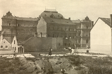 Bělení prádla při někdejší Rybní ulici (Fischgasse) za budovou muzea
na snímku pořízeném v létě roku 1939