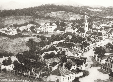 Stará pohlednice s textem "Zuggers an der Lainsitz", tj. "Krabonoš nad Lužnicí", zachycuje někdejší vzhled příhraniční obce, ze které dnes zbyl jen kostel sv. Jana Křtitele