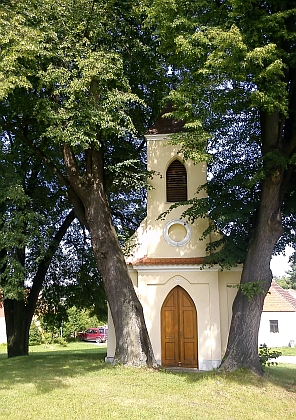 Návesní kaple v rodných Dobčicích...