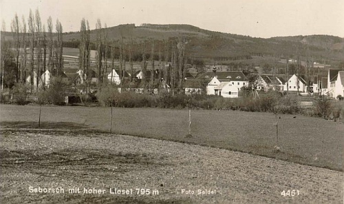 Záboří s jedním z vrcholů Blanského lesa Skalkou (687 m n.m.) na snímku z fotoateliéru Seidel
- ovšem s chybnou popiskou, že v pozadí je vidět Vysoká Běta