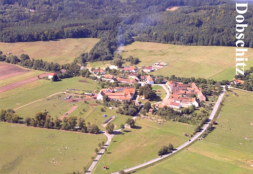 Dobčice na leteckém snímku, vlevo nahoře v lese patrné střechy zdejší, kdysi "vyšebrodské" hájovny (napravo) a myslivny (nalevo)